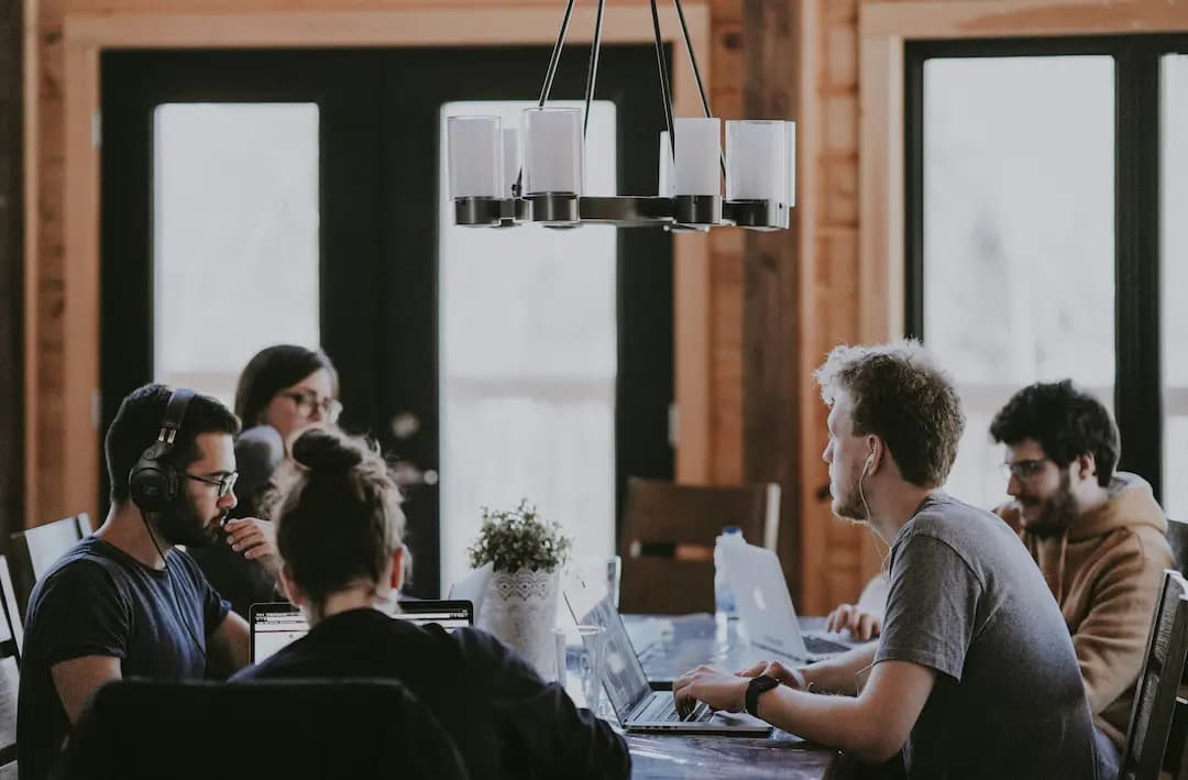 Equipo de profesionales digitales trabajando juntos con sus portátiles