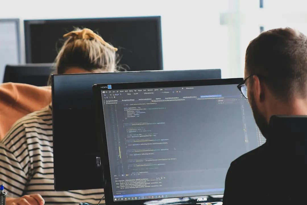 Equipo de programadores trabajando en una oficina